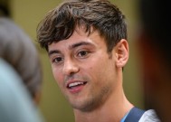 汤姆·戴利(Tom Daley)以1万英镑的价格拍卖了自己手工编织的泳裤